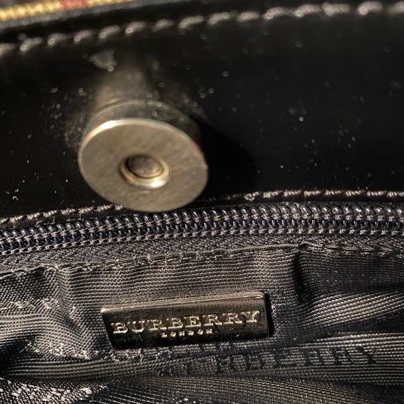 Small Authentic Burberry Tote in Classic Plaid With Black Patent Handles - Picture 4 of 6
